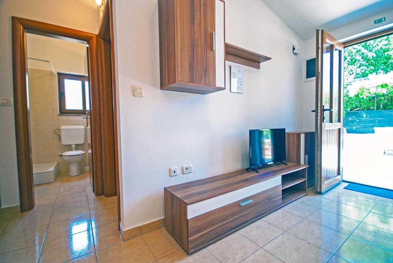 Apartman Kirac Pomer Extérieur photo
